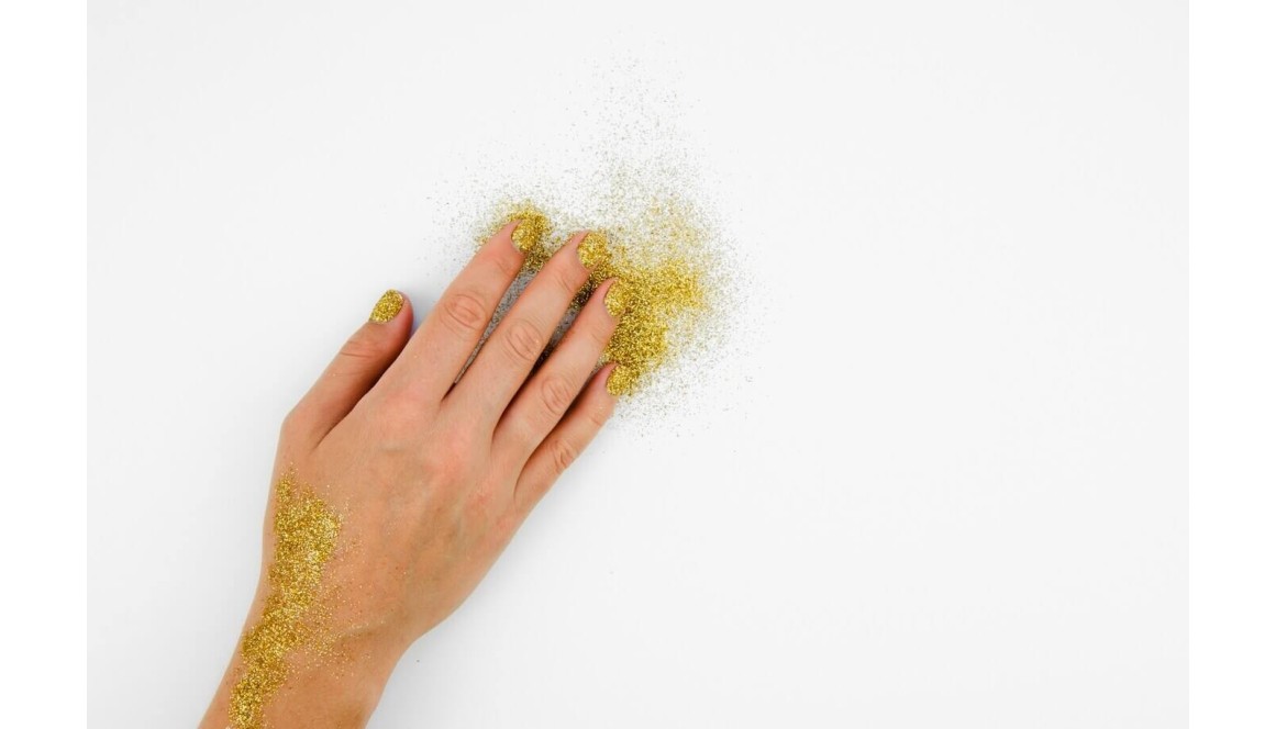 Jak nakładać pyłek na paznokcie?