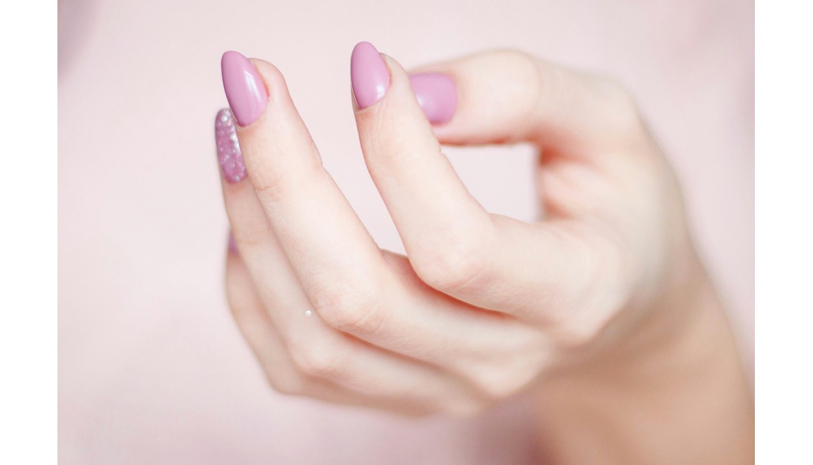 Zakochaj się w różowych paznokciach: najgorętsze trendy i pomysły